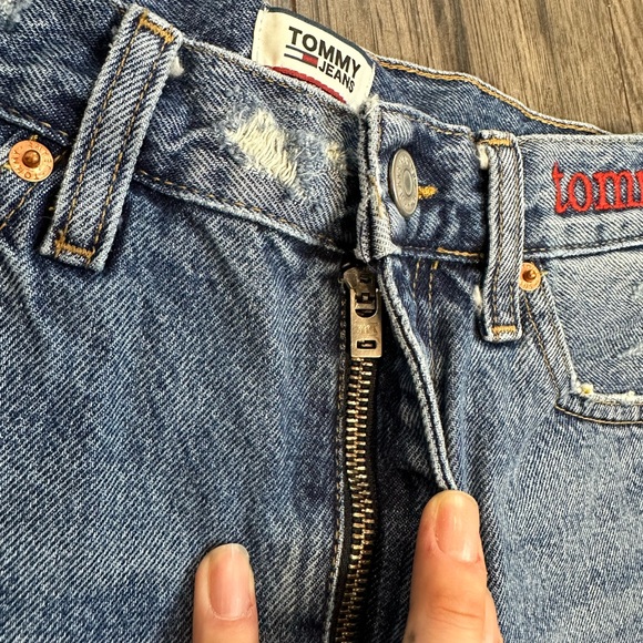 Tommy Jeans | High-Waisted Shorts - Picture 4 of 6